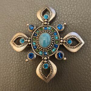 VINTAGE BROOCH, SILVER TONE WITH TURQUOIS COLORED CENTER STONE AND RHINESTONES